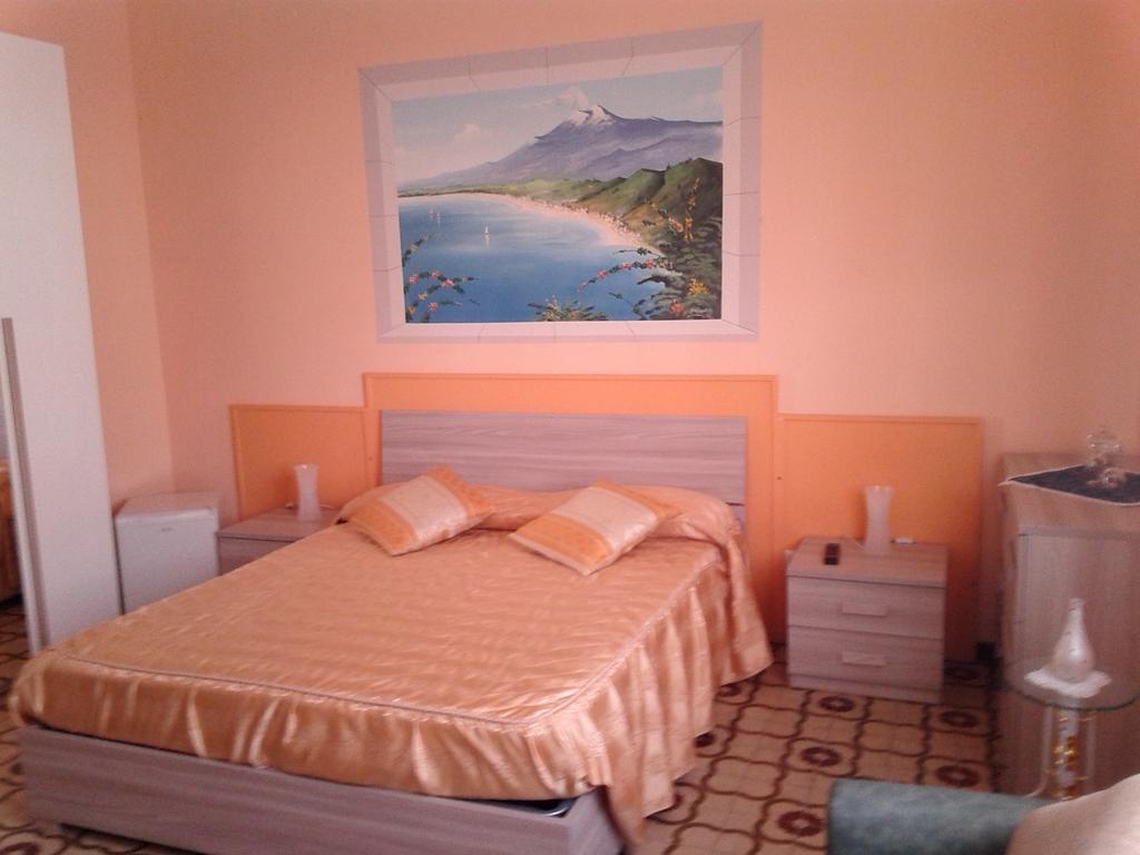 Beb I Delfini Di Casa Paola Bed and Breakfast Mascali Exteriör bild